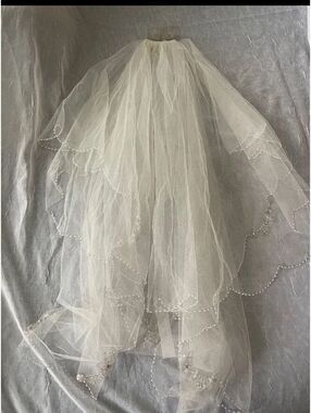 David Bridal Mid-length Classic Two-Tier tulle Scalloped Beaded Ivory Veil